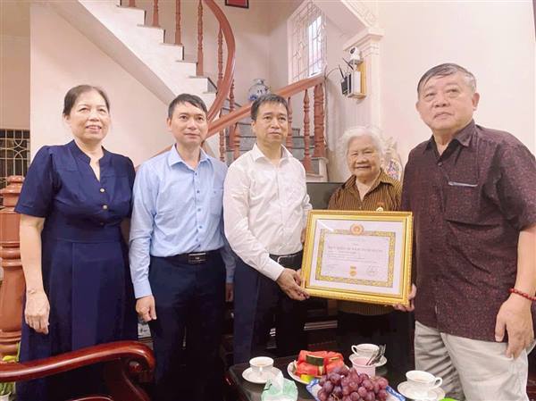 🎖️ PHƯỜNG LÊ CHÂN TRANG TRỌNG TRAO HUY HIỆU ĐẢNG TẠI NHÀ CHO CÁC ĐẢNG VIÊN CAO TUỔI