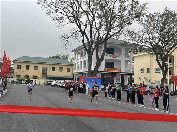 Sáng ngày 9/ 11, diễn ra các môn thi đấu điền kinh ( chạy ngắn ,nhảy cao , nhảy xa ) chào mừng đại hội  thể dục thể thao phường Lê đại Hành !!!!