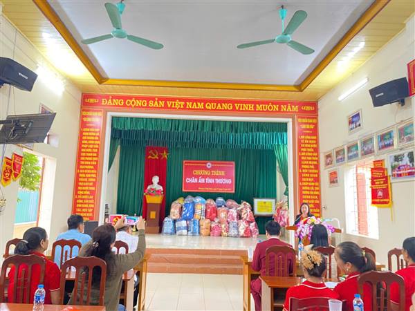 HỘI CHỮ THẬP ĐỎ PHƯỜNG LÊ ĐẠI HÀNH TRAO 50 CHIẾC CHĂN TRONG CHƯƠNG TRÌNH “CHĂN ẤM TÌNH THƯƠNG”