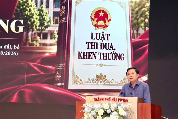 Sáng 14/10, Ban Thi đua - Khen thưởng thành phố tổ chức Hội nghị tập huấn nghiệp vụ công tác thi đua, khen thưởng năm 2026 với sự tham dự của trên 1.700 đại biểu là lãnh đạo, cán bộ, công chức, viên chức trực tiếp làm công tác thi đua, khen thưởng tại các cơ quan, đơn vị, địa phương, các khối thi đua và cơ sở giáo dục trên địa bàn thành phố.