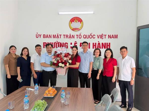 LÃNH ĐẠO PHƯỜNG LÊ ĐẠI HÀNH CHÚC MỪNG HỘI NÔNG DÂN PHƯỜNG NHÂN KỶ NIỆM 96 NĂM NGÀY THÀNH LẬP HỘI NÔNG DÂN VIỆT NAM