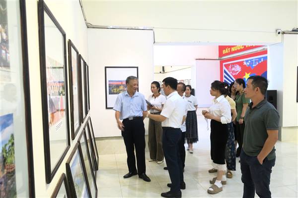Triển lãm ảnh “Đất nước trọn niềm vui”: Kỷ niệm 51 năm ngày Giải phóng miền Nam, thống nhất đất nước và 72 năm Chiến thắng Điện Biên Phủ
