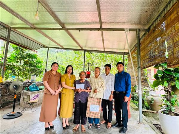 THĂM TẶNG QUÀ GIA ĐÌNH CHÍNH SÁCH NHÂN DỊP KỶ NIỆM 79 NĂM NGÀY THƯƠNG BINH - LIỆT SĨ