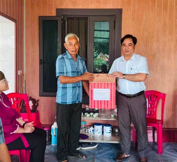 THƯỜNG TRỰC ĐẢNG ỦY PHƯỜNG LÊ ĐẠI HÀNH THĂM, TẶNG QUÀ NGƯỜI CÓ CÔNG NHÂN DỊP KỶ NIỆM 79 NĂM NGÀY THƯƠNG BINH - LIỆT SĨ