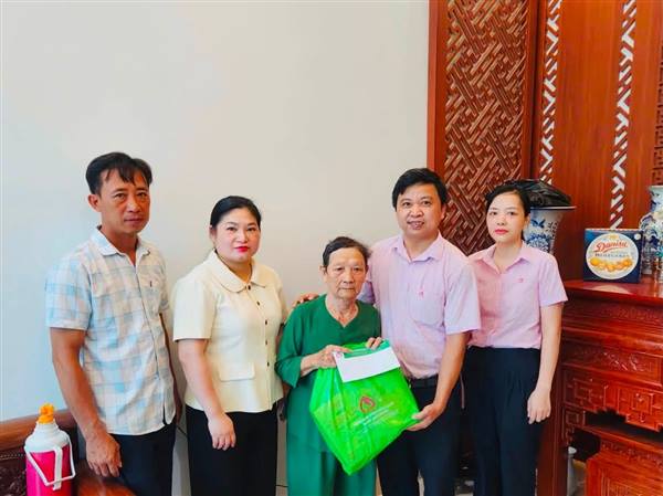 ỦY BAN MTTQ VIỆT NAM PHƯỜNG LÊ ĐẠI HÀNH PHỐI HỢP VỚI NGÂN HÀNG CHÍNH SÁCH XÃ HỘI CHÍ LINH THĂM, TẶNG QUÀ GIA ĐÌNH CHÍNH SÁCH NHÂN DỊP 27/7