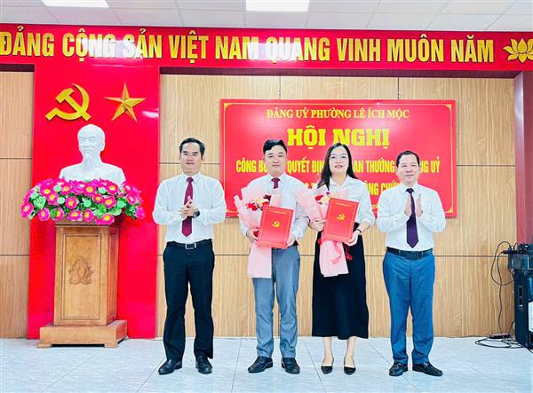 Đảng ủy phường Lê Ích Mộc công bố các quyết định về công tác cán bộ
