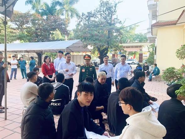 Thanh niên Phường Lê Ích Mộc hăng hái tham gia khám tuyển nghĩa vụ quân sự, nghĩa vụ Công an nhân dân năm 2026
