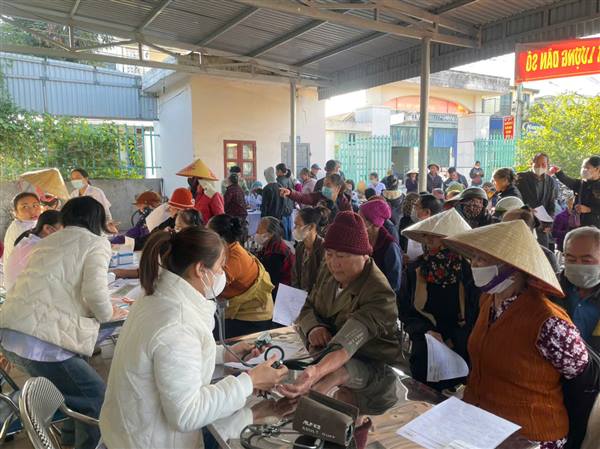 Phường Lê Ích Mộc tổ chức khám sàng lọc bệnh lao phổi cho nhân dân