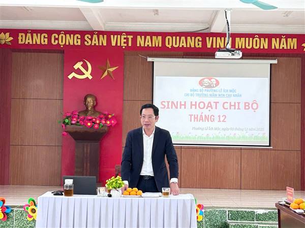 Đồng chí Vũ Tiến Phụng, Ủy viên Ban Thường vụ Thành ủy, Phó Chủ tịch UBND thành phố dự sinh hoạt Chi bộ Trường Mầm non Cao Nhân