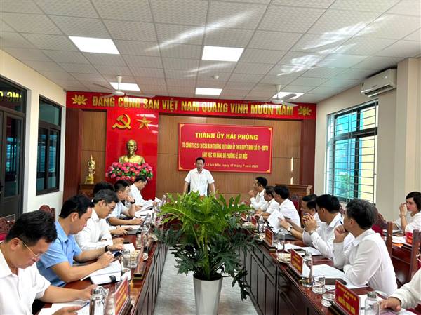 Đồng chí Vũ Tiến Phụng - Ủy viên Ban Thường vụ Thành ủy, Giám đốc Sở Nội vụ thành phố Hải Phòng kiểm tra công tác chính quyền và công tác chuẩn bị đại hội tại phường Lê Ích Mộc 