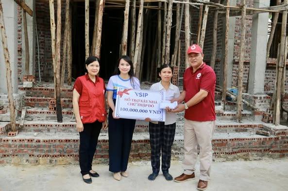 Hội Chữ thập đỏ thành phố Hải Phòng trao tiền hỗ trợ xây nhà Chữ thập đỏ cho người dân có hoàn cảnh khó khăn phường Lê Ích Mộc.
