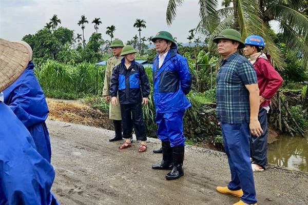 Phường Lê Ích Mộc huy động nhân lực, phương tiện gia cố các điểm xung yếu, sẵn sàng ứng phó Bão số 3