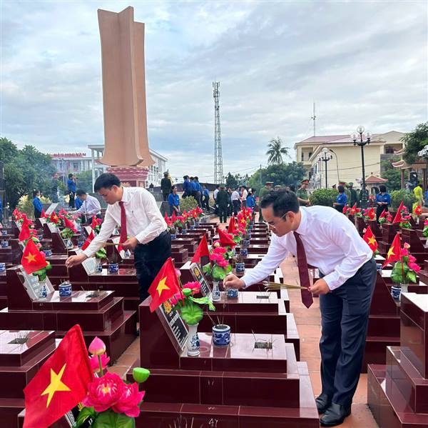 Lễ dâng hương kỷ niệm 78 năm ngày thương binh - liệt sĩ (27/7/1947 - 27/7/2025)