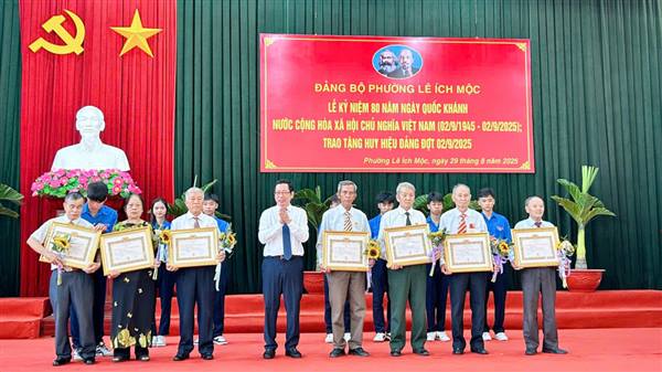 36 đảng viên phường Lê Ích Mộc vinh dự nhận Huy hiệu Đảng đợt 2/9/2025