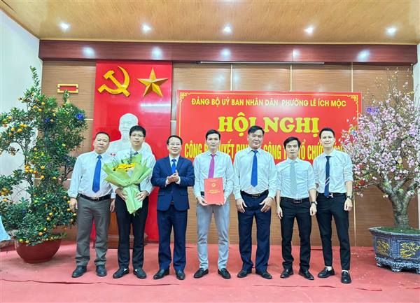 Đảng bộ UBND Phường Lê Ích Mộc tổ chức Hội nghị công bố các quyết định về công tác tổ chức, cán bộ tại Trung tâm Dịch vụ sự nghiệp công phường.