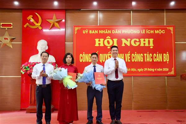 UBND Phường Lê Ích Mộc tổ chức Hội nghị công bố quyết định về công tác cán bộ tại Trạm Y tế phường.