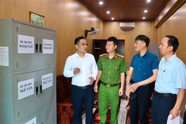 Lãnh đạo Phường Lê Ích Mộc kiểm tra công tác chuẩn bị cơ sở vật chất phục vụ Kỳ thi tuyển sinh lớp 10 THPT năm học 2026–2027 tại Trường THPT Quang Trung