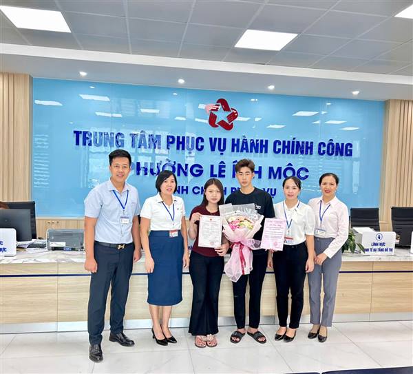 Phường Lê Ích Mộc trao Giấy chứng nhận kết hôn theo mô hình "Chính quyền thân thiện"