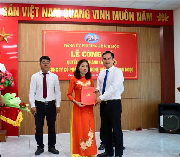 Đảng ủy Phường Lê Ích Mộc tổ chức Lễ công bố Quyết định thành lập Chi bộ Công ty Cổ phần công nghệ điện nước Hòn Ngọc.