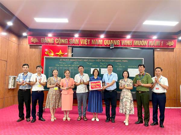 Lãnh đạo UBND phường thăm, động viên Ban Chỉ đạo kỳ thi tốt nghiệp THPT năm 2026 tại Điểm thi 020 Trường THPT Quang Trung