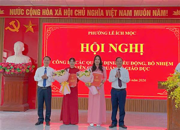 Phường Lê Ích Mộc công bố các quyết định điều động, bổ nhiệm viên chức quản lý giáo dục và chỉ định chức danh Bí thư Chi bộ