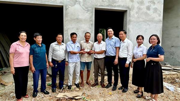 Phường Lê Ích Mộc trao kinh phí hỗ trợ xây, sửa nhà ở cho hộ cận nghèo nhân dịp kỷ niệm 01 năm thành lập phường