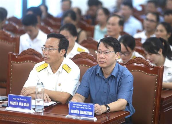Phường Lê Ích Mộc tổ chức hội nghị tập huấn hướng dẫn cài đặt, sử dụng ứng dụng eTax-Mobile và rà soát, chuẩn hóa bộ thuế sử dụng đất phi nông nghiệp