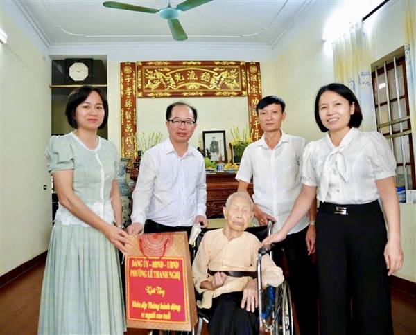 Lãnh đạo Đảng uỷ, HĐND, UBND, UB MTTQ Việt Nam phường tặng quà Người cao tuổi nhân ngày Quốc tế Người cao tuổi