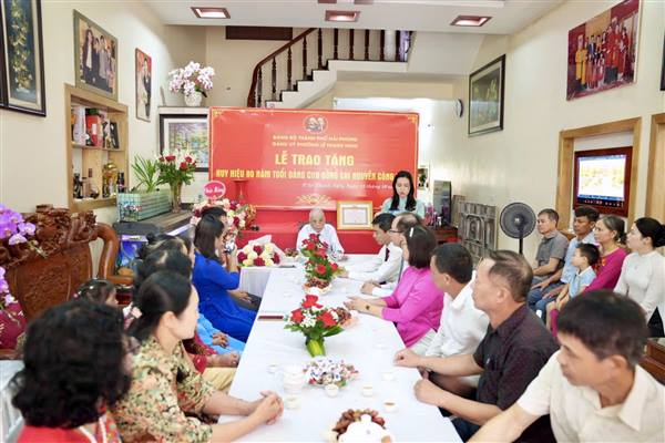 ĐẢNG UỶ PHƯỜNG LÊ THANH NGHỊ TRAO HUY HIỆU 80 NĂM TUỔI ĐẢNG CHO ĐẢNG VIÊN