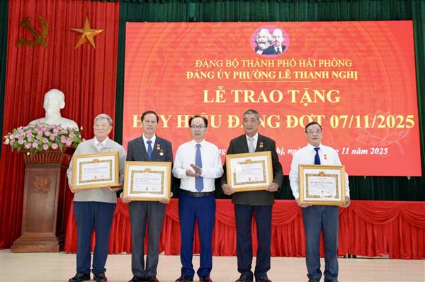 ĐẢNG ỦY PHƯỜNG LÊ THANH NGHỊ TRANG TRỌNG TRAO TẶNG HUY HIỆU ĐẢNG ĐỢT 07/11/2025 CHO ĐẢNG VIÊN