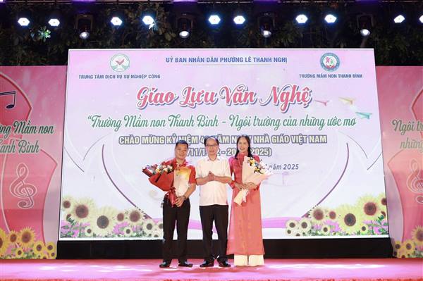 SÔI NỔI CHƯƠNG TRÌNH GIAO LƯU VĂN NGHỆ CHÀO MỪNG NGÀY NHÀ GIÁO VIỆT NAM 20/11 TẠI PHỐ ĐI BỘ BẠCH ĐẰNG