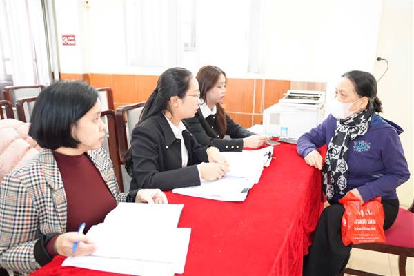 PHƯỜNG LÊ THANH NGHỊ TỔ CHỨC HƯỚNG DẪN CHUYỂN ĐỔI HÌNH THỨC NHẬN LƯƠNG HƯU, TRỢ CẤP BHXH QUA THANH TOÁN KHÔNG DÙNG TIỀN MẶT