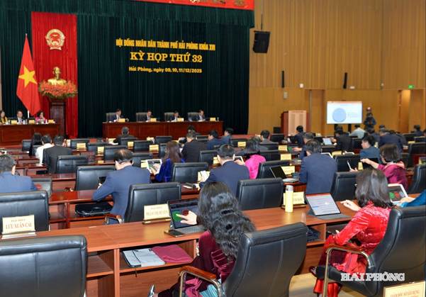 Đại biểu biểu quyết thông qua Nghị quyết tại kỳ họp