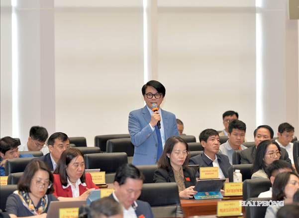 Đồng chí Nguyễn Cao Thắng, Giám đốc Sở Khoa học và Công nghệ trả lời chất vấn của đại biểu tại kỳ họp