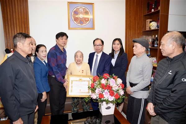 TRAO HUY HIỆU 60 NĂM TUỔI ĐẢNG CHO CÁC ĐẢNG VIÊN CAO TUỔI THUỘC ĐẢNG BỘ PHƯỜNG LÊ THANH NGHỊ