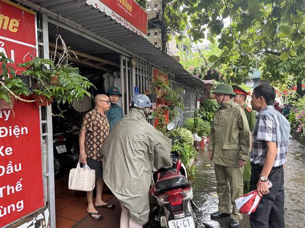 CÁN BỘ, CÔNG CHỨC VÀ CÁC LỰC LƯỢNG PHƯỜNG HỖ TRỢ NGƯỜI DÂN SƠ TÁN TRÁNH BÃO TẠI KHU TẬP THỂ BÌNH MINH