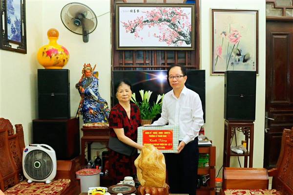 LÃNH ĐẠO ĐẢNG ỦY, HĐND, UBND, UB MTTQ VIỆT NAM PHƯỜNG LÊ THANH NGHỊ THĂM HỎI, TẶNG QUÀ CÁC GIA ĐÌNH CHÍNH SÁCH NHÂN DỊP 27/7