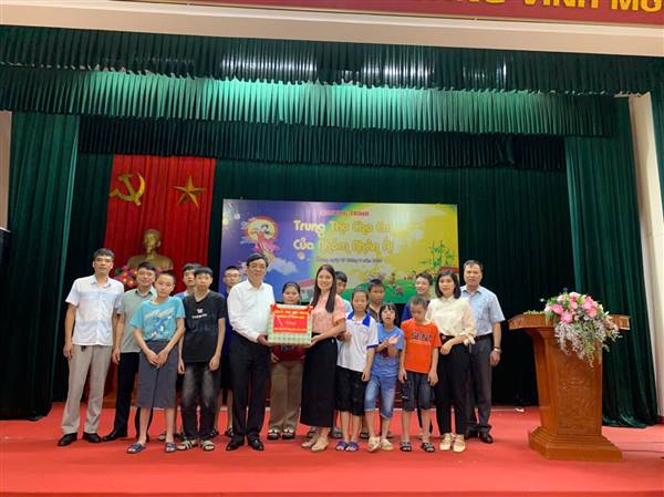 Đảng ủy, HĐND, UBND phường thăm tặng quà các cháu thiếu nhi nhân dịp Tết Trung thu