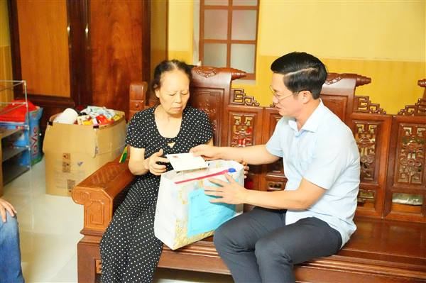 ĐỒNG CHÍ PHẠM VĂN LẬP - PHÓ BÍ THƯ THÀNH ỦY, CHỦ TỊCH ỦY BAN MTTQ VIỆT NAM THÀNH PHỐ KIỂM TRA, KHẢO SÁT THỰC TẾ CÔNG TÁC GIẢM NGHÈO TẠI PHƯỜNG LÊ THANH NGHỊ