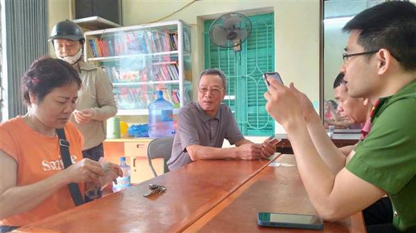 UBND PHƯỜNG TÍCH CỰC HƯỚNG DẪN NHÂN DÂN CÀI ĐẶT SỔ SỨC KHỎE ĐIỆN TỬ TẠI CÁC TỔ DÂN PHỐ