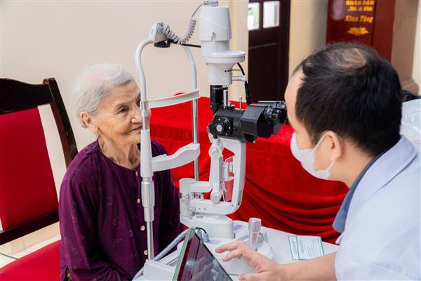 TRẠM Y TẾ PHƯỜNG LÊ THANH NGHỊ PHỐI HỢP TỔ CHỨC KHÁM BỆNH, CHỮA BỆNH NHÂN ĐẠO VỀ MẮT CHO NHÂN DÂN TRÊN ĐỊA BÀN 