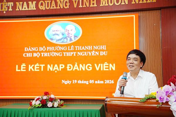 CHI BỘ TRƯỜNG THPT NGUYỄN DU TỔ CHỨC LỄ KẾT NẠP 09 ĐẢNG VIÊN MỚI 