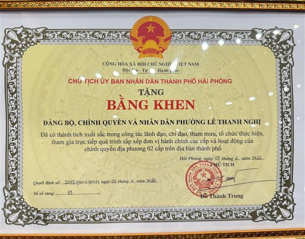 ĐẢNG BỘ, CHÍNH QUYỀN, NHÂN DÂN PHƯỜNG LÊ THANH NGHỊ CÙNG ĐỒNG CHÍ PHÓ BÍ THƯ ĐẢNG ỦY, CHỦ TỊCH UBND PHƯỜNG VINH DỰ ĐƯỢC NHẬN BẰNG KHEN CỦA UBND THÀNH PHỐ VÍ CÓ THÀNH TÍCH XUẤT SẮC TRONG CÔNG TÁC SẮP XẾP ĐƠN VỊ HÀNH CHÍNH VÀ TRIỂN KHAI, VẬN HÀNH HIỆU QUẢ CHÍNH QUYỀN ĐỊA PHƯƠNG 2 CẤP