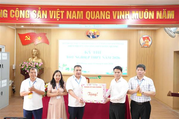 ĐỒNG CHÍ LÊ NGỌC CHÂU - ỦY VIÊN TRUNG ƯƠNG ĐẢNG, BÍ THƯ THÀNH ỦY, TRƯỞNG ĐOÀN ĐẠI BIỂU QUÓC HỘI THÀNH PHỐ KIỂM TRA CÔNG TÁC TỔ CHỨC KỲ THI TỐT NGHIỆP THPT NĂM 2026 TRÊN ĐỊA BÀN PHƯỜNG LÊ THANH NGHỊ
