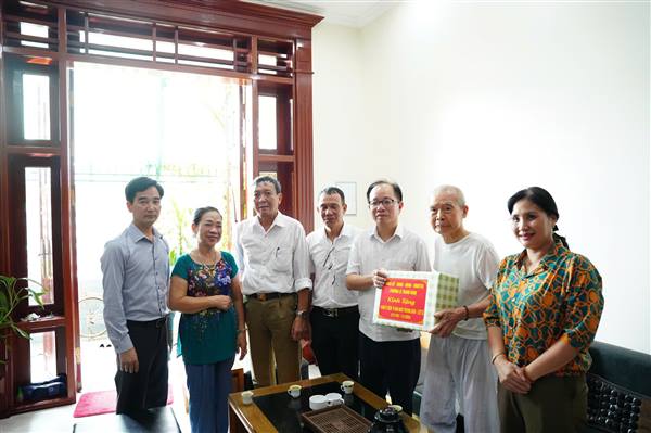 LÃNH ĐẠO PHƯỜNG LÊ THANH NGHỊ THĂM, TẶNG QUÀ NGƯỜI CÓ CÔNG NHÂN DỊP KỶ NIỆM 79 NĂM NGÀY THƯƠNG BINH - LIỆT SĨ (27/7/1947 - 27/7/2026)