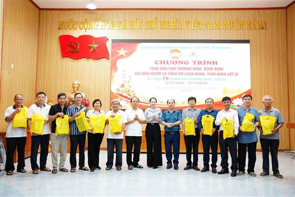 TRAO 479 SUẤT QUÀ TRI ÂN ĐẾN VỚI NGƯỜI CÓ CÔNG TRÊN ĐỊA BÀN PHƯỜNG LÊ THANH NGH