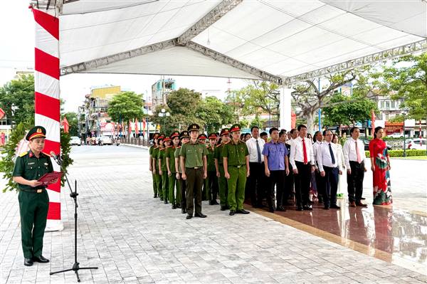 CÁC ĐỒNG CHÍ LÃNH ĐẠO PHƯỜNG LÊ THANH NGHỊ DÂNG HƯƠNG, DÂNG HOA TƯỞNG NIỆM CÁC ANH HÙNG LIỆT SĨ
