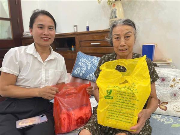 TỔ DÂN PHỐ ĐỨC MINH THĂM, TẶNG QUÀ 47 GIA ĐÌNH CHÍNH SÁCH TRÊN ĐỊA BÀN