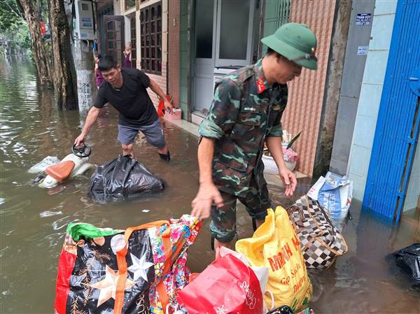 CÁN BỘ, CHIẾN SĨ BAN CHQS PHƯỜNG LÊ THANH NGHỊ GIÚP DÂN KHẮC PHỤC HẬU QUẢ SAU BÃO SỐ 4