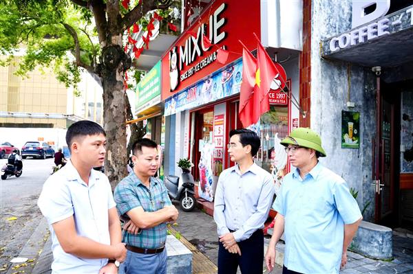 ĐỒNG CHÍ TRẦN VIỆT HƯNG - BÍ THƯ ĐẢNG UỶ, CHỦ TỊCH HĐND PHƯỜNG KIỂM TRA VIỆC LẮP ĐẶT HỆ THỐNG LOA TRUYỀN THANH KHÔNG DÂY TRÊN ĐỊA BÀN